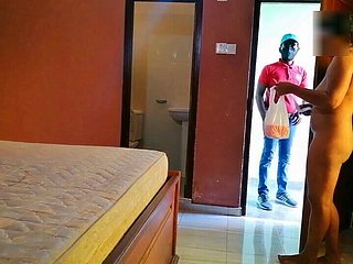 Perkhidmatan bilik hotel mengetuk pintu kami dan mengongkong isteri saya, fantasi cuckold